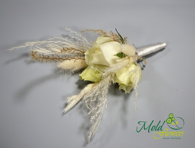 Бутоньерка из белой розы и лагурус Фото